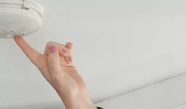 testing smoke alarm 