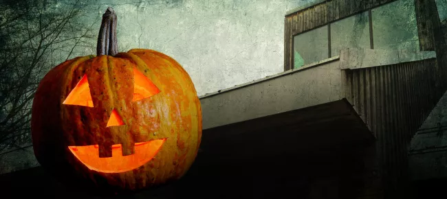 Jack-o-lantern in front of a building