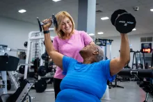 2 ladies lifting weights